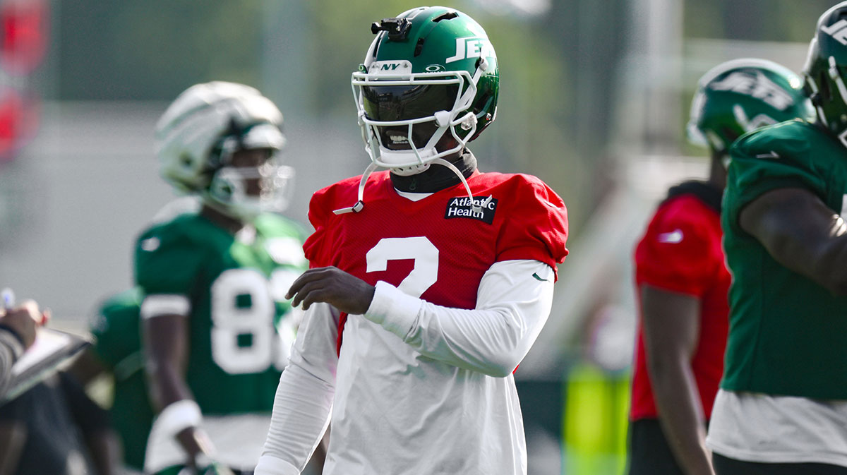 New York Jets quarterback Tyrod Taylor (2) warms up during training camp at Atlantic Health Jets Training Center.