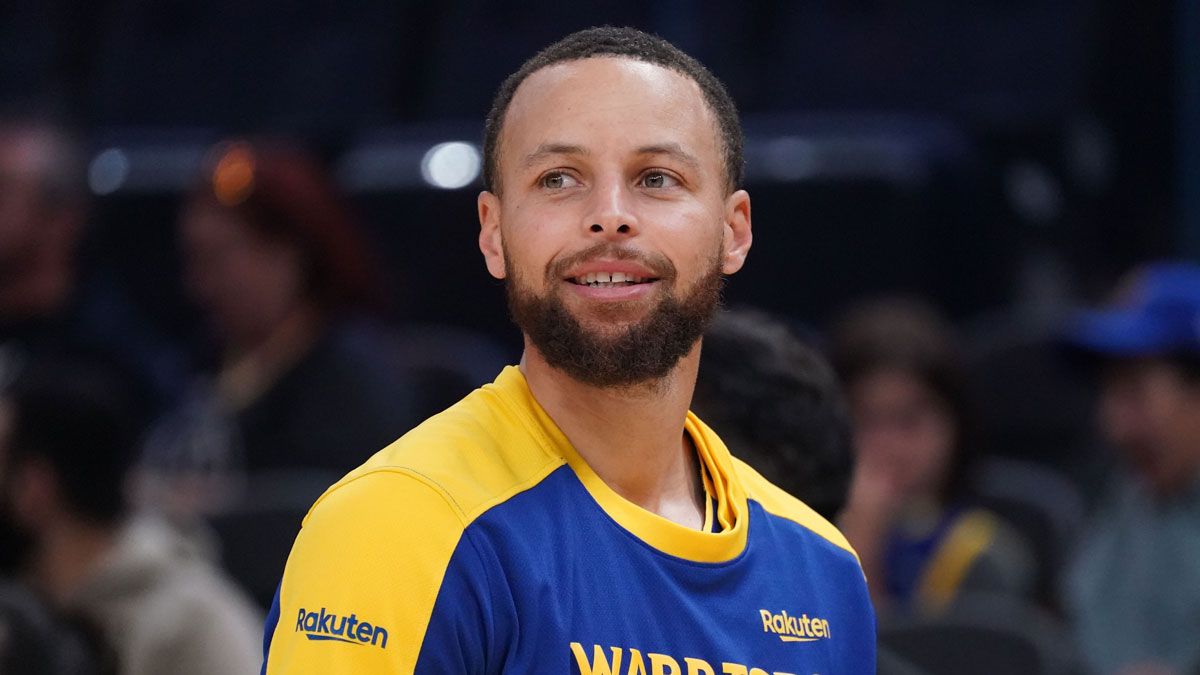Golden State Warriors guard Stephen Curry (30) warms up before the game against the San Antonio Spurs at Chase Center.