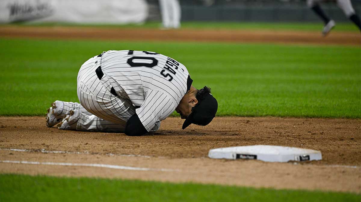 Chicago White Sox first baseman Miguel Vargas (20) gets injured during the fifth inning against the New York Yankees at Rate Field.