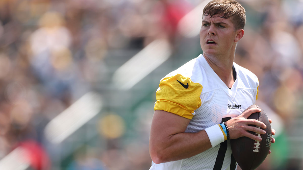 Pittsburgh Steelers quarterback Will Howard (18) participates in drills during training camp at Saint Vincent College.