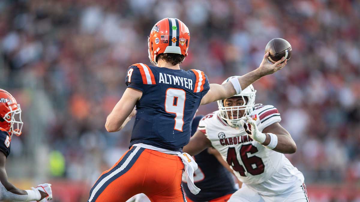 Illinois Fighting Illini quarterback Luke Altmyer (9) throws the ball against the South Carolina Gamecocks in the third quarter at Camping World Stadium