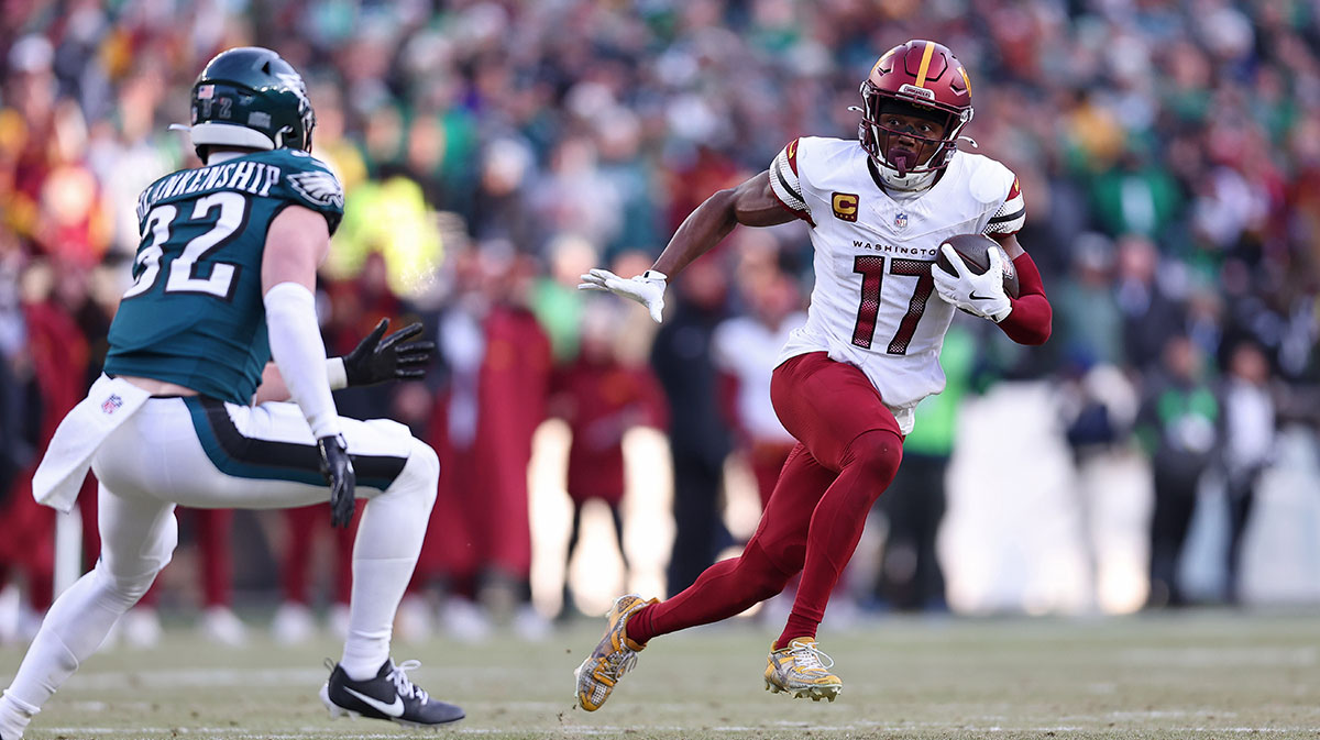 Washington Commanders wide receiver Terry McLaurin (17) runs with the ball for a touchdown against the Philadelphia Eagles during the first half in the NFC Championship game at Lincoln Financial Field.
