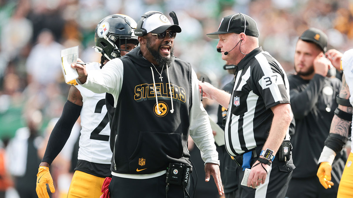 Pittsburgh Steelers head coach Mike Tomlin reacts to the play during the second half against the New York Jets at MetLife Stadium.