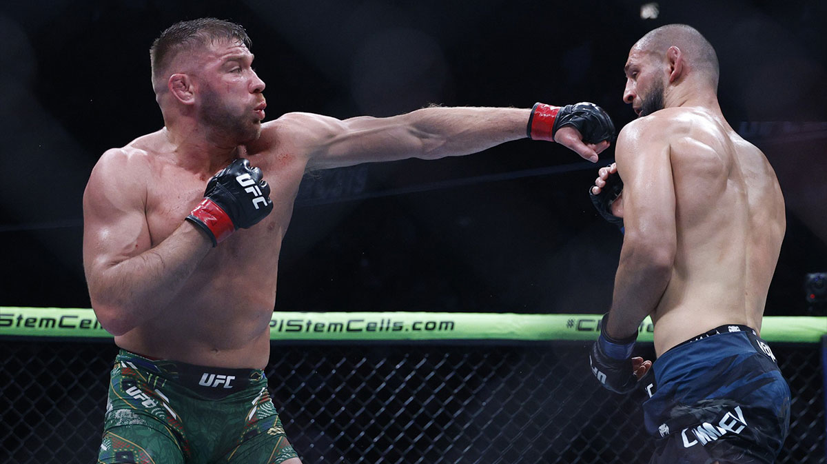 Dricus Du Plessis Murphy (red gloves) fights Khamzat Chimaev (blue gloves) during UFC 319 at United Center.