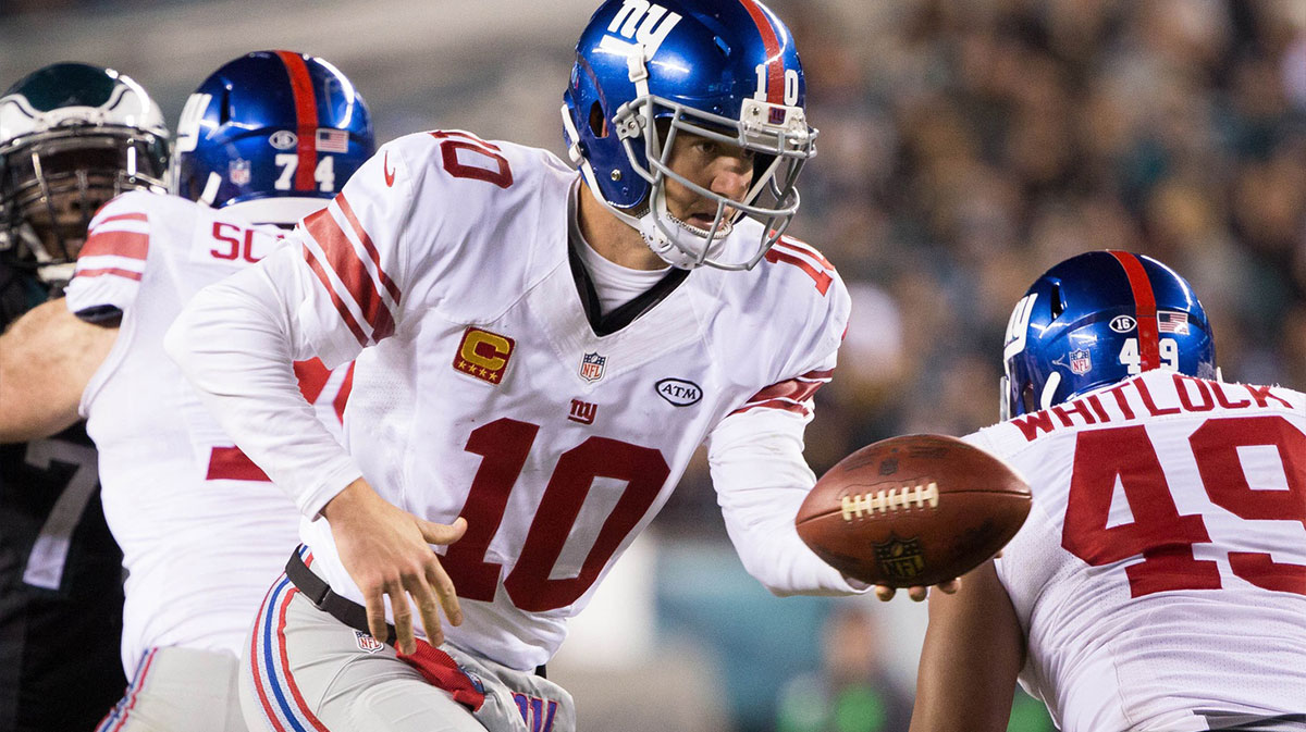 New York Giants quarterback Eli Manning (10) hands off the ball against the Philadelphia Eagles at Lincoln Financial Field. The Eagles won 27-7. 