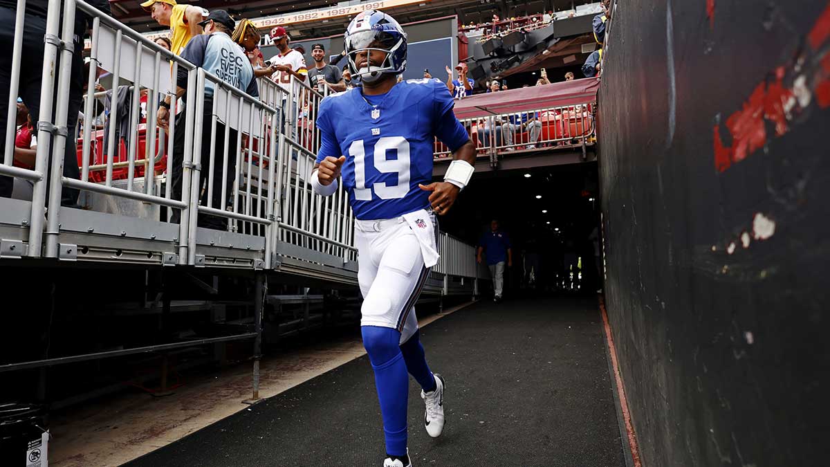 New York Giants quarterback Jameis Winston (19) enters the field before the game against the Washington Commanders at Northwest Stadium.