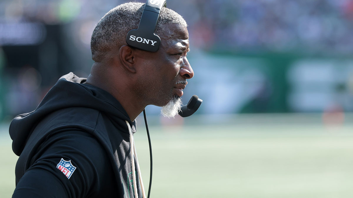 New York Jets head coach Aaron Glenn during the second half at MetLife Stadium.