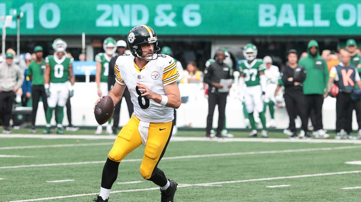 Pittsburgh Steelers quarterback Aaron Rodgers (8) prepares to throw the ball during the second half against the New York Jets at MetLife Stadium.