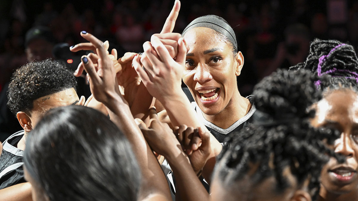 Aces center A'ja Wilson (22) and teammates huddle