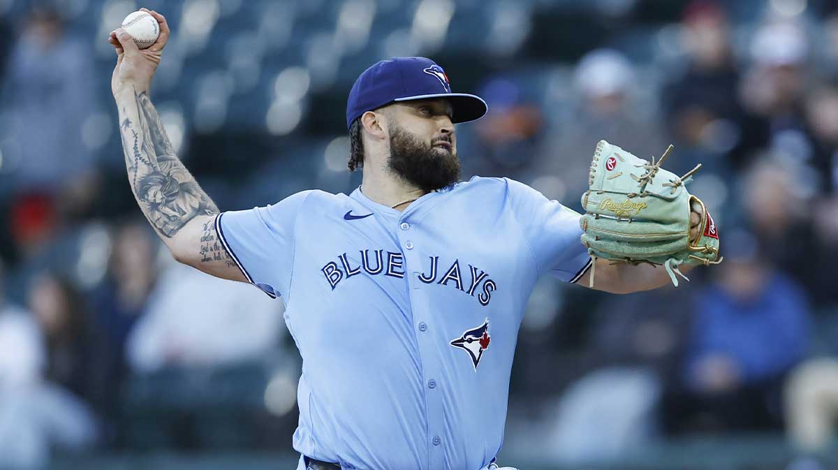 Toronto Blue Jays starting pitcher Alek Manoah (6) delivers a pitch against the Chicago White Sox during the first inning at Guaranteed Rate Field.