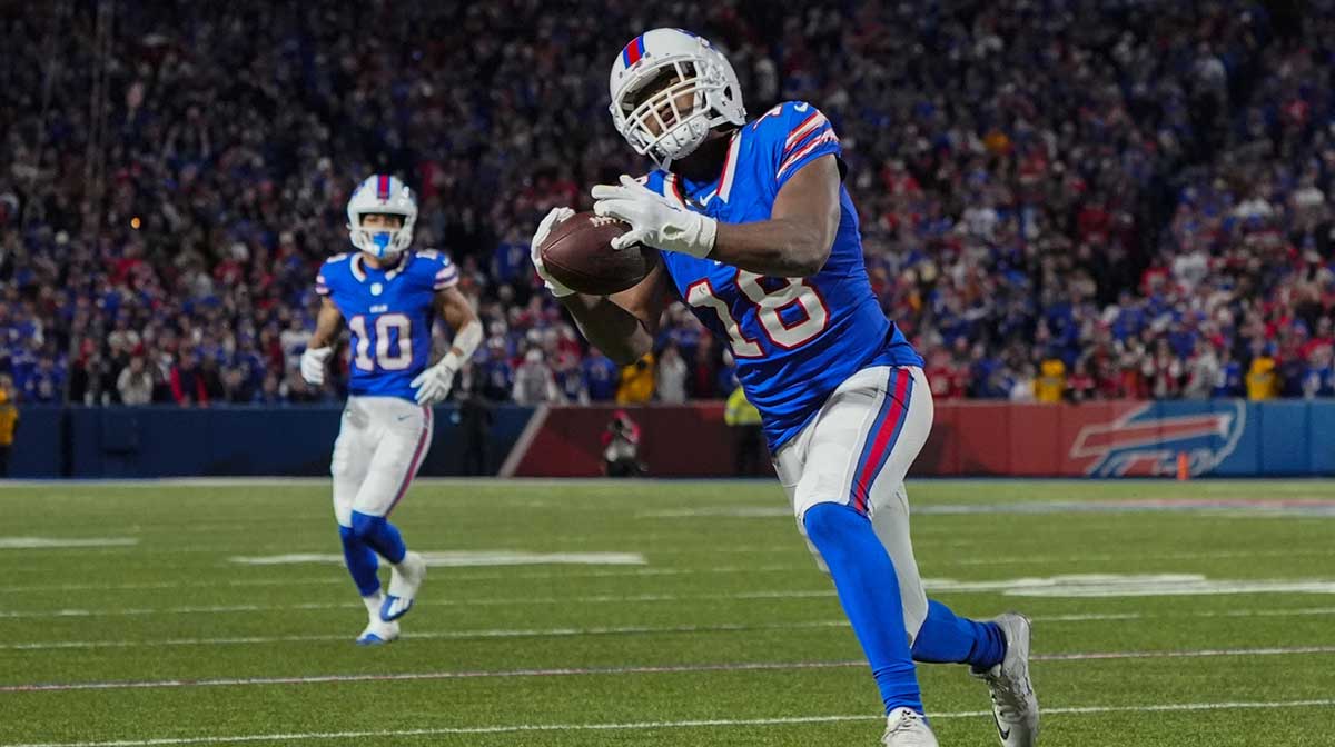 Buffalo Bills wide receiver Amari Cooper (18) makes a catch against the Kansas City Chiefs during the first half at Highmark Stadium.