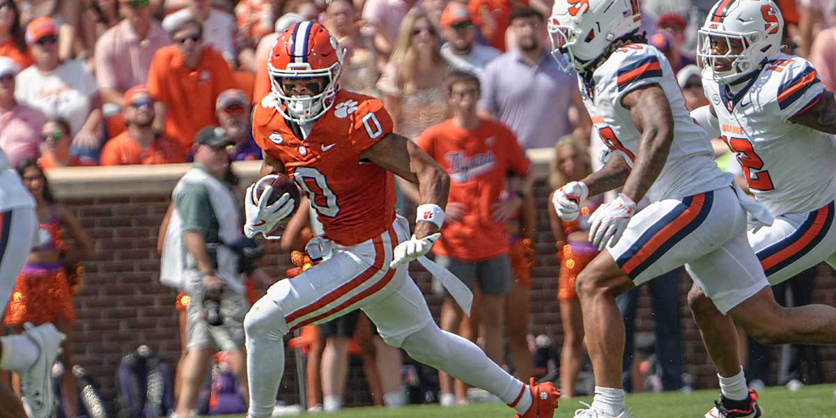 Clemson Tigers wide receiver Antonio Williams (0) is defended by Syracuse Orange defensive backs Damien Kerr (10) and Anwar Sparrow (12) during the first quarter at Memorial Stadium.