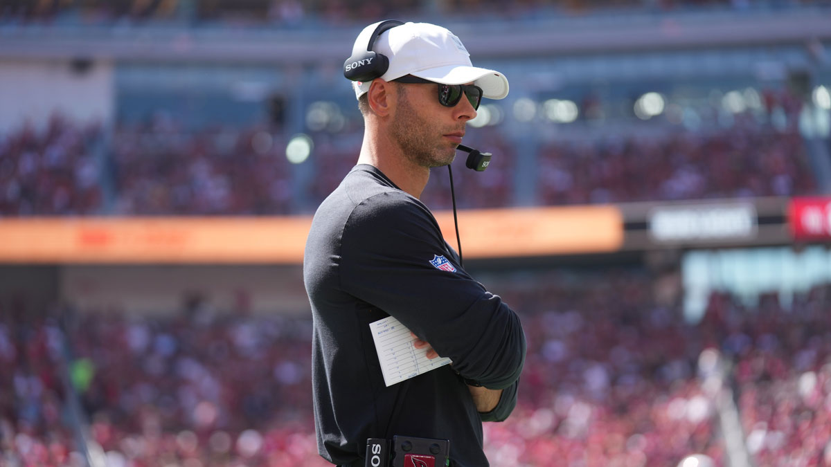 Arizona Cardinals head coach Jonathan Gannon on the sidelines during the first half against the San Francisco 49ers at Levi's Stadium.