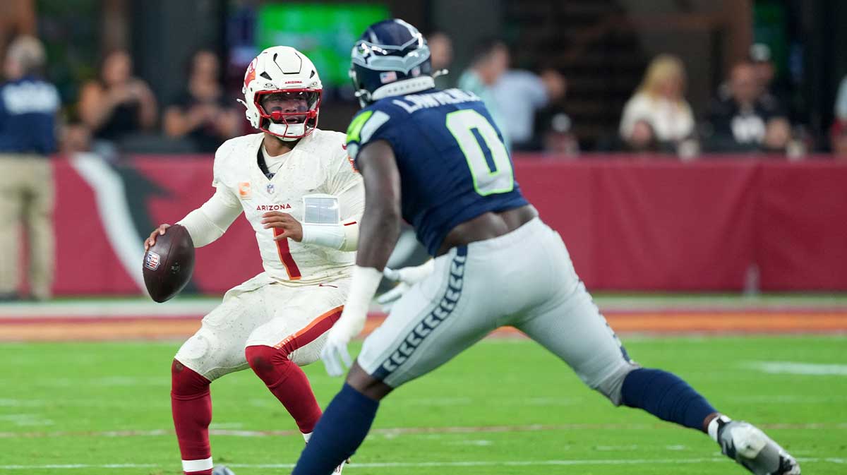 Arizona Cardinals quarterback Kyler Murray (1) passes against the Seattle Seahawks in the first quarter at State Farm Stadium.