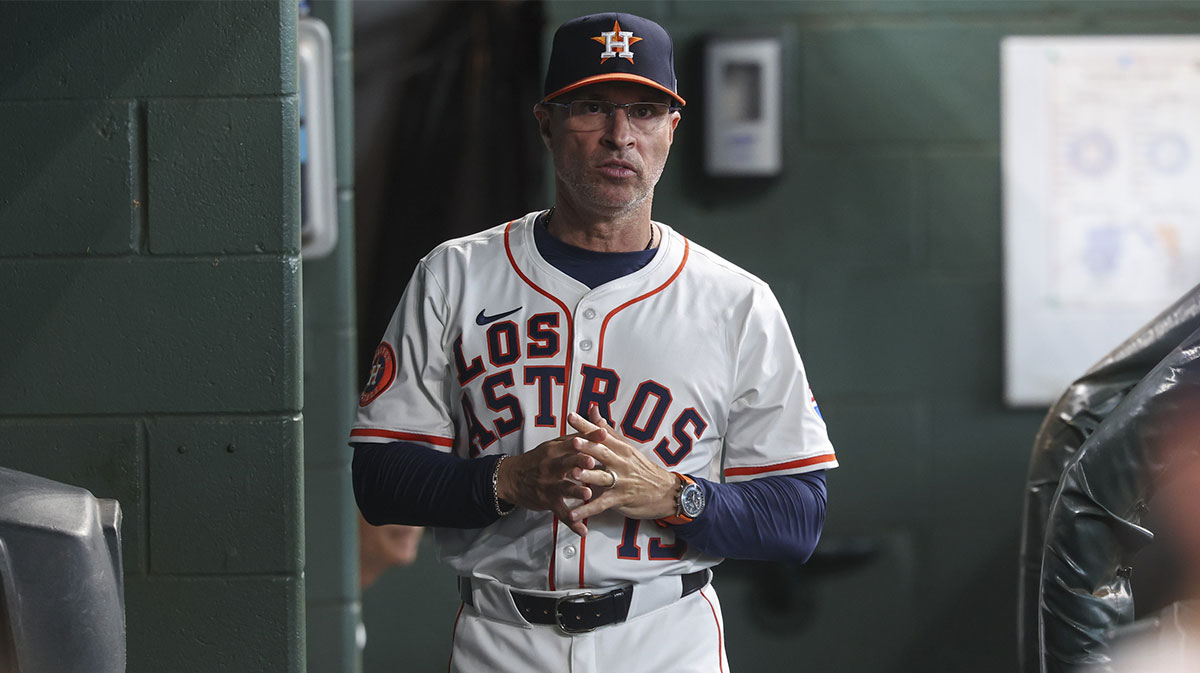 Houston Astros manager Joe Espada (19) walks in the dugout before the game against the Seattle Mariners at Daikin Park.