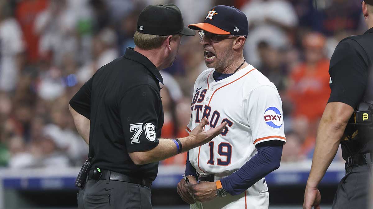 Houston Astros manager Joe Espada (19) argues with third base umpire Mike Muchlinski before the sixth inning against the Seattle Mariners at Daikin Park.