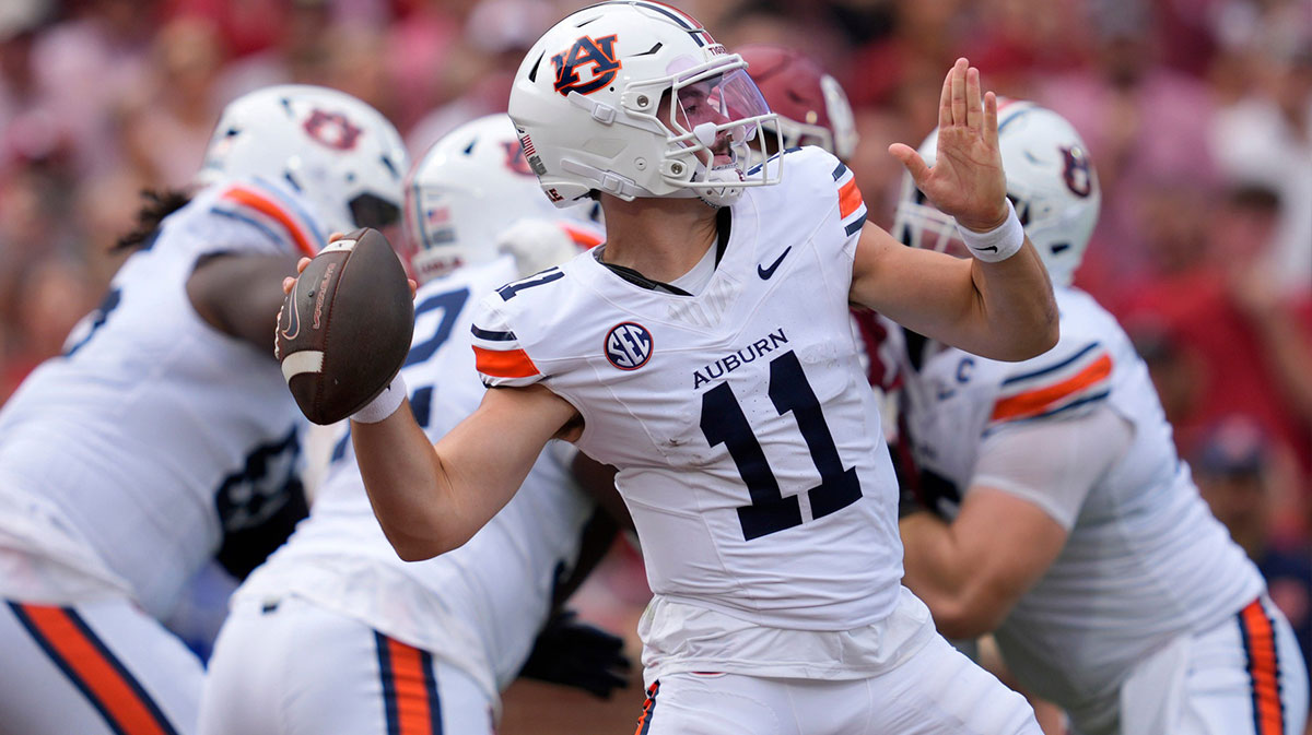 Auburn Tigers quarterback Jackson Arnold (11) throws a pass during a college football game between the University of Oklahoma Sooners (OU) and the Auburn Tigers at Gaylord Family Ð Oklahoma Memorial Stadium in Norman, Okla.,