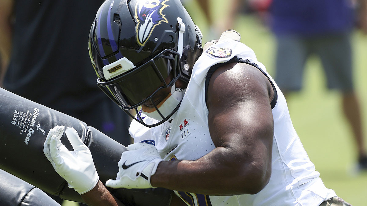 Baltimore Ravens linebacker Roquan Smith (0) performs a drill during an NFL OTA at Under Armour Performance Center.