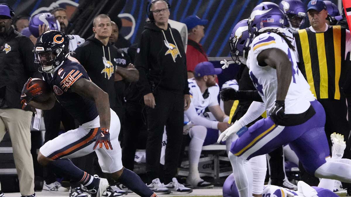 Chicago Bears wide receiver DJ Moore (2) makes a catch against the Minnesota Vikingsduring the first half at Soldier Field.