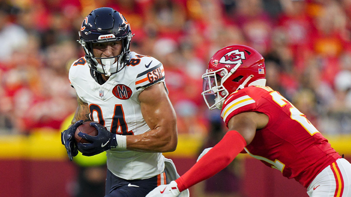 Chicago Bears tight end Colston Loveland (84) runs with the ball against Kansas City Chiefs safety Jaden Hicks (21) during the first half at GEHA Field at Arrowhead Stadium.