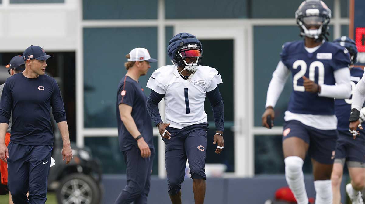 Chicago Bears cornerback Jaylon Johnson (1) warms up during minicamp at Halas Hall.