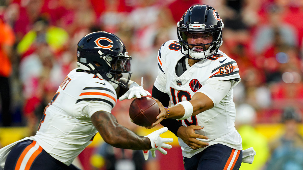 Bears quarterback Caleb Williams (18) hands off to running back D'Andre Swift (4) during the first half against the Kansas City Chiefs at GEHA Field at Arrowhead Stadium