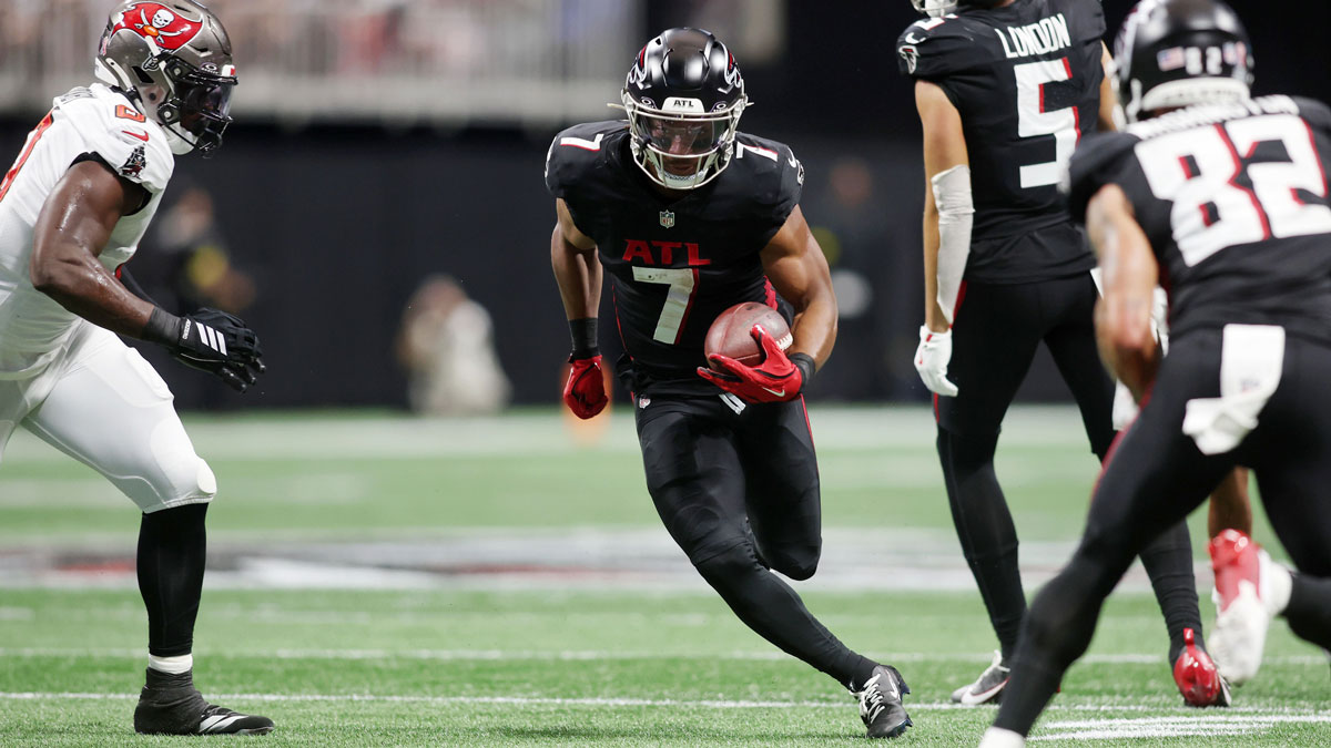 Atlanta Falcons running back Bijan Robinson (7) runs with the ball against the Tampa Bay Buccaneers during the second quarter at Mercedes-Benz Stadium.