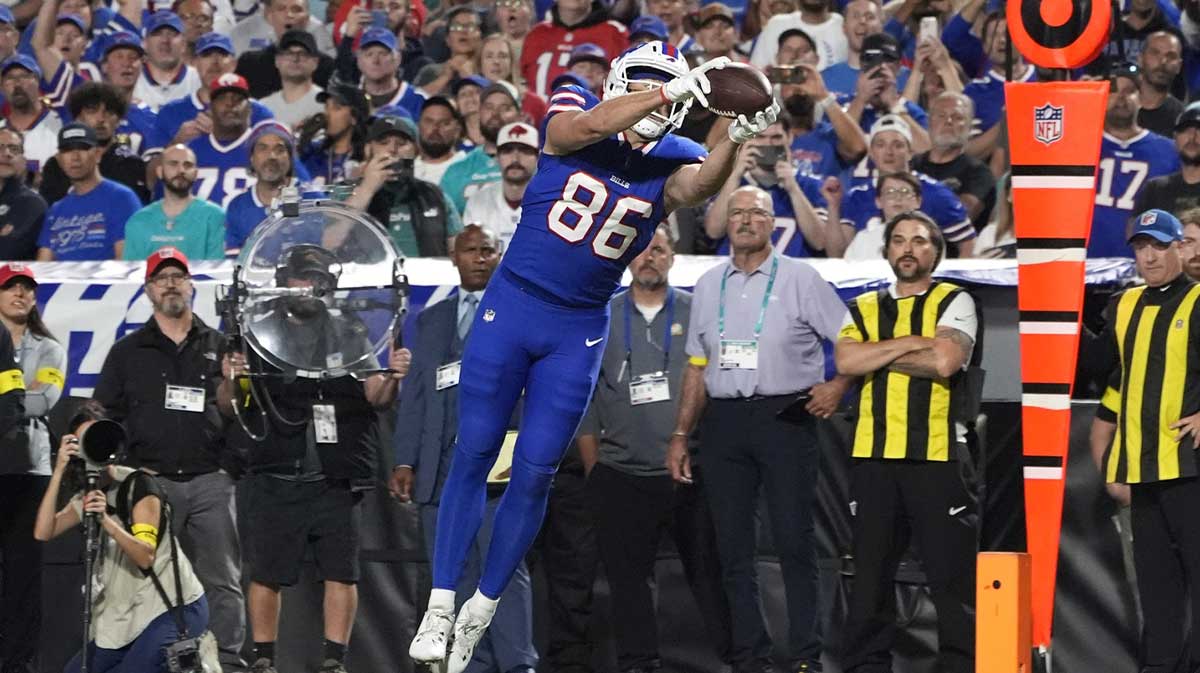 Buffalo Bills tight end Dalton Kincaid (86) makes a catch against the Miami Dolphins in the first quarter at Highmark Stadium.