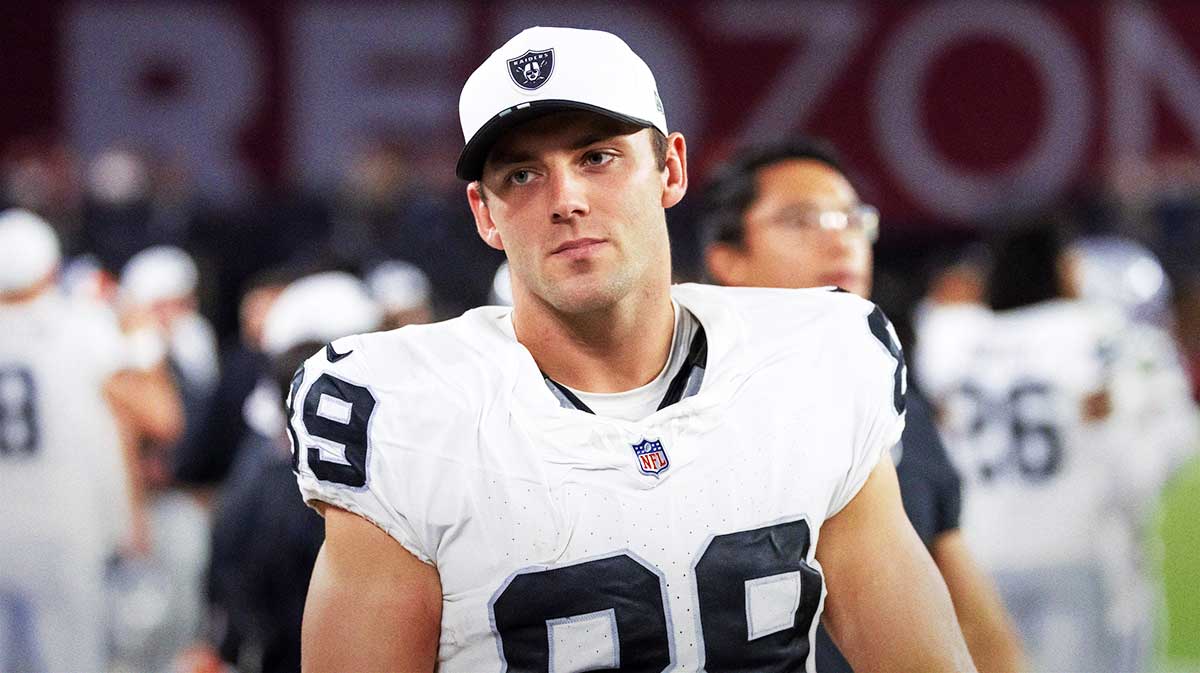 Las Vegas Raiders tight end Brock Bowers (89) against the Arizona Cardinals during a preseason NFL game at State Farm Stadium.