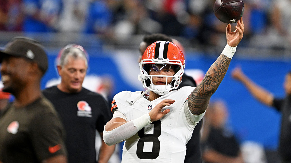 Cleveland Browns quarterback Dillon Gabriel (8) warms up before the game against the Detroit Lions at Ford Field.