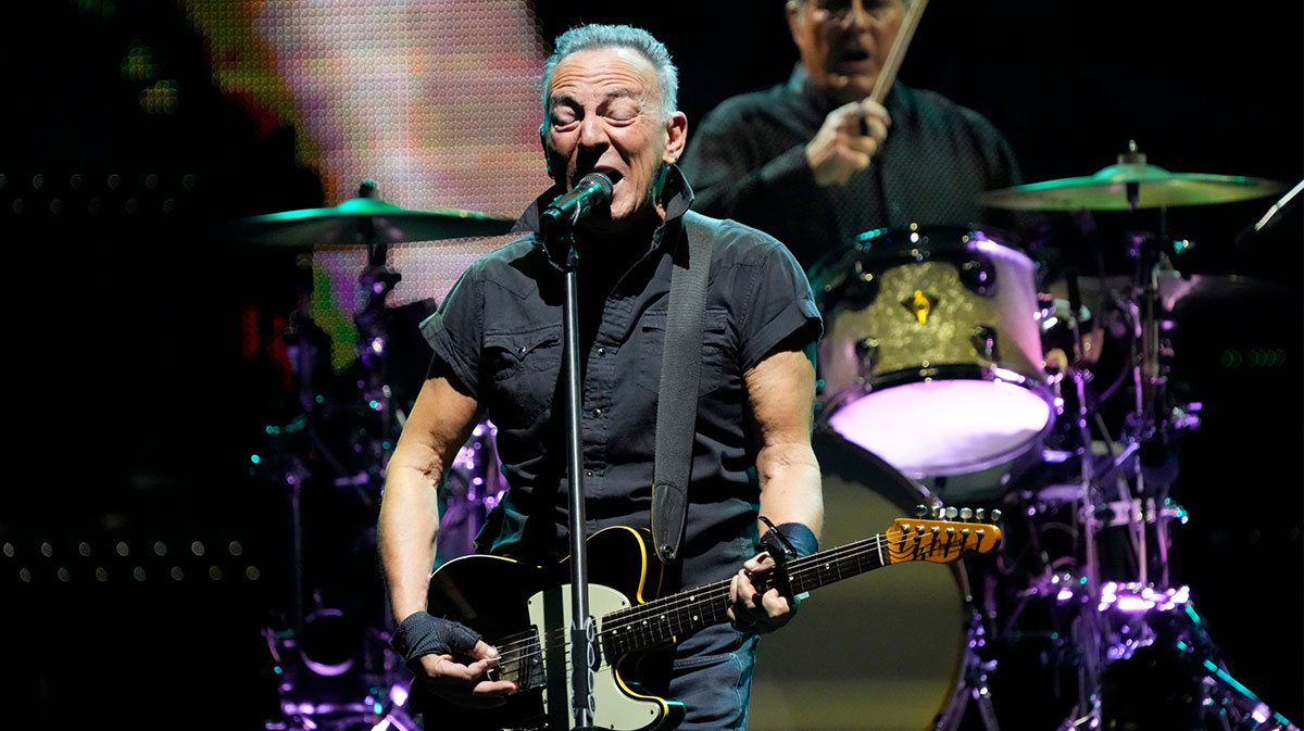 Bruce Springsteen and Max Weinberg performing.