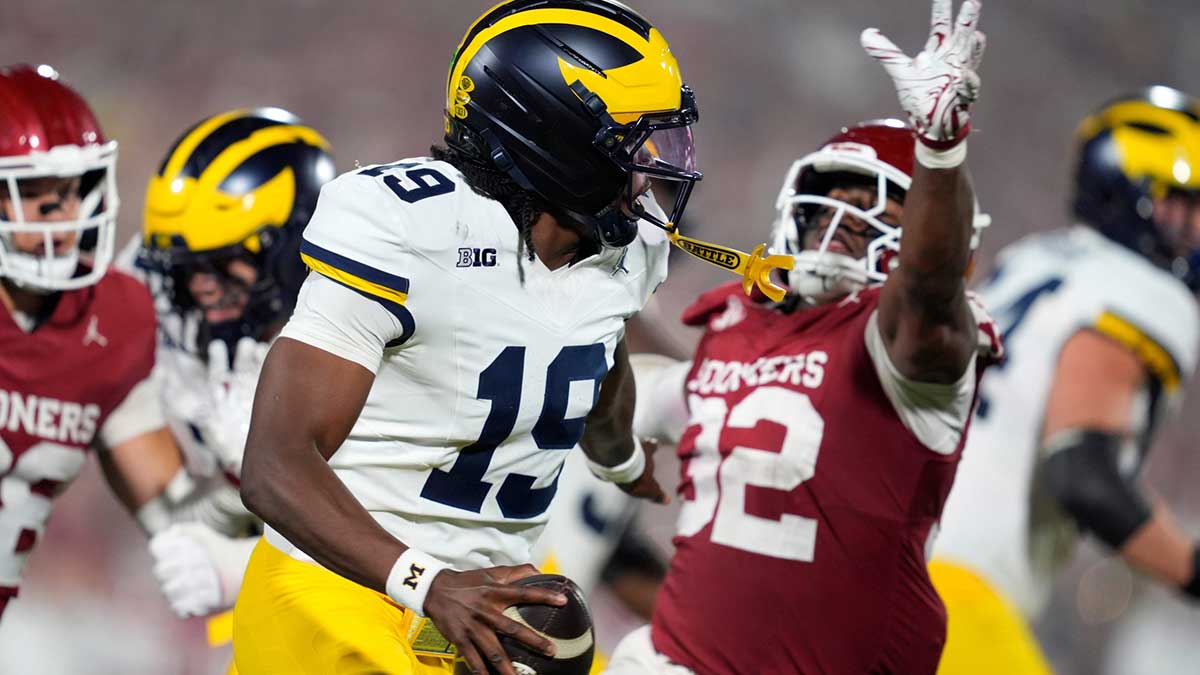 Oklahoma Sooners defensive lineman R Mason Thomas (32) chases after Michigan Wolverines quarterback Bryce Underwood (19) during a college football game between the University of Oklahoma Sooners (OU) and the University of Michigan Wolverines at Gaylord Family Ð Oklahoma Memorial Stadium