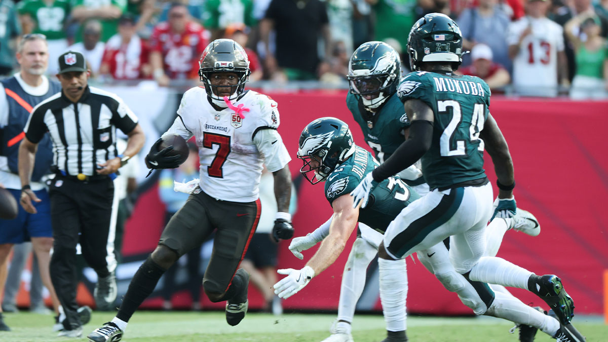 Tampa Bay Buccaneers running back Bucky Irving (7) runs the ball during the second half against the Philadelphia Eagles at Raymond James Stadium.