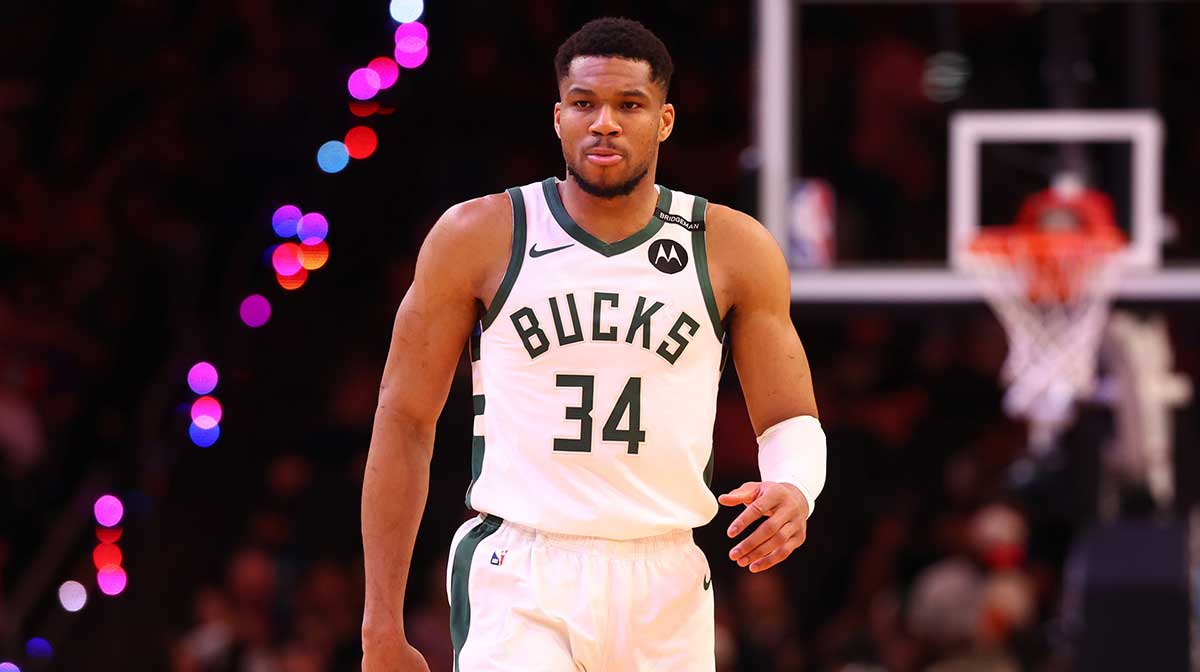 Milwaukee Bucks forward Giannis Antetokounmpo (34) against the Phoenix Suns at Footprint Center.
