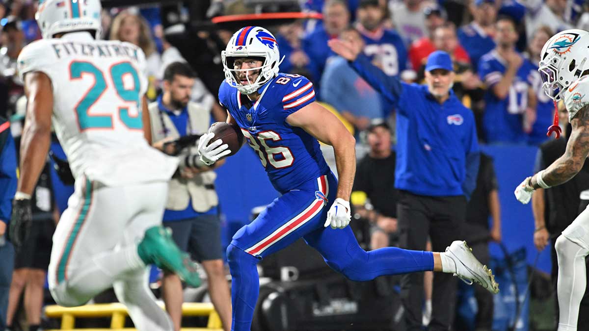 Buffalo Bills tight end Dalton Kincaid (86) runs against Miami Dolphins free safety Minkah Fitzpatrick (29) in the second half at Highmark Stadium.