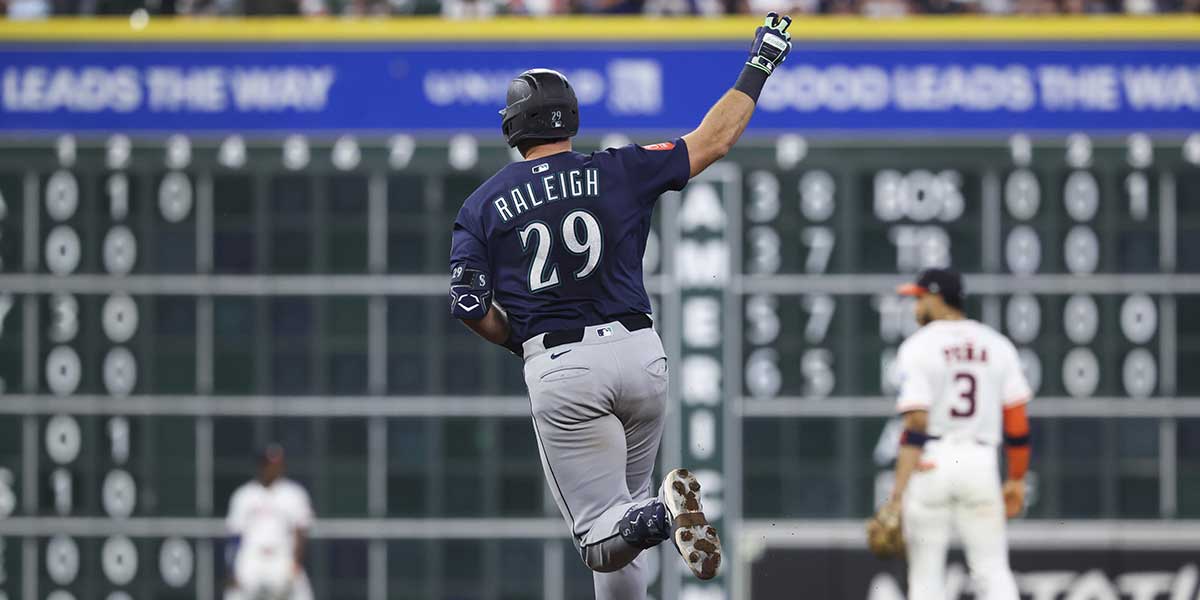 Seattle Mariners catcher Cal Raleigh (29) rounds the bases after hitting a home run during the third inning against the Houston Astros at Daikin Park.