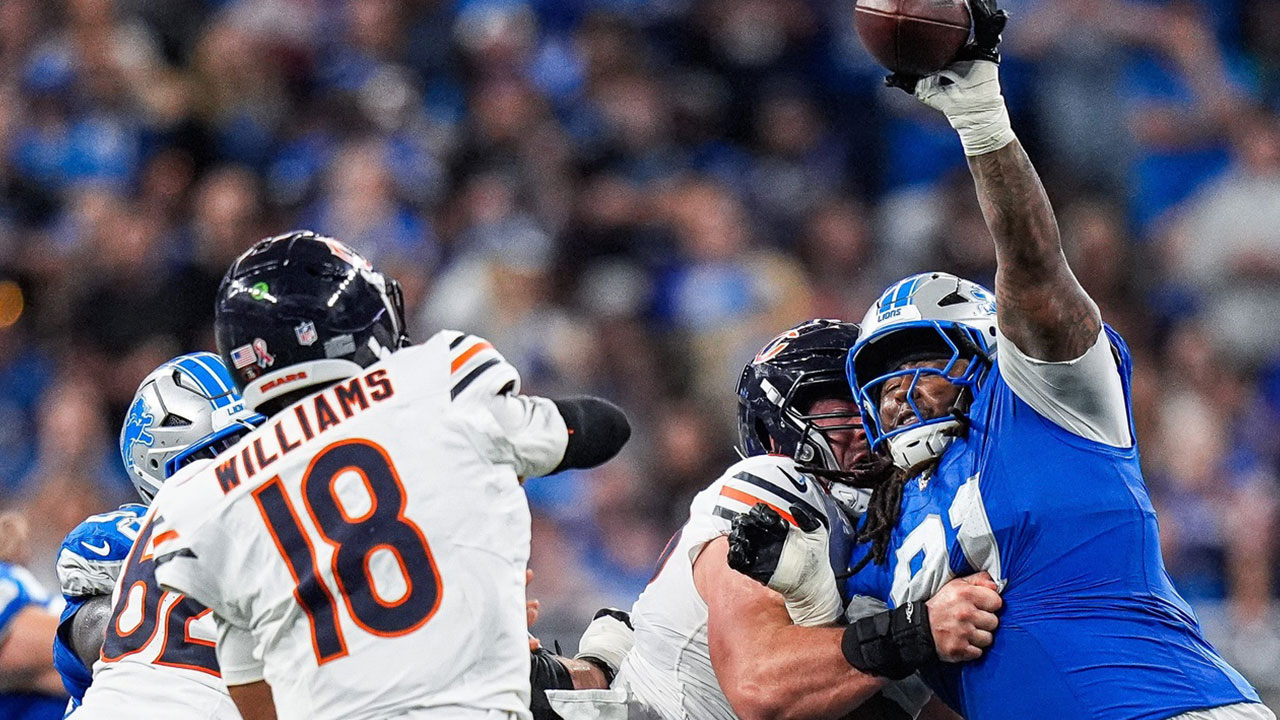 Detroit Lions defensive tackle Tyleik Williams (91) blocks a pass from Chicago Bears quarterback Caleb Williams (18) during the second half at Ford Field in Detroit on Sunday, Sept. 14, 2025.