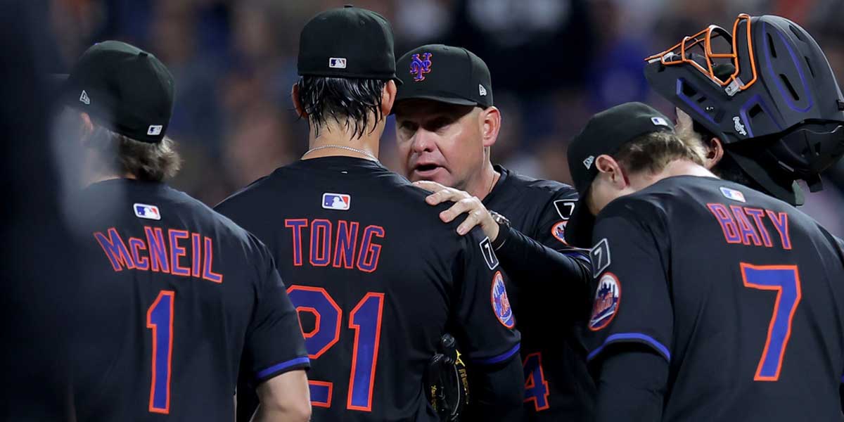New York Mets manager Carlos Mendoza (64) takes starting pitcher Jonah Tong (21) out of the game against the Texas Rangers during a pitching change during the first inning at Citi Field