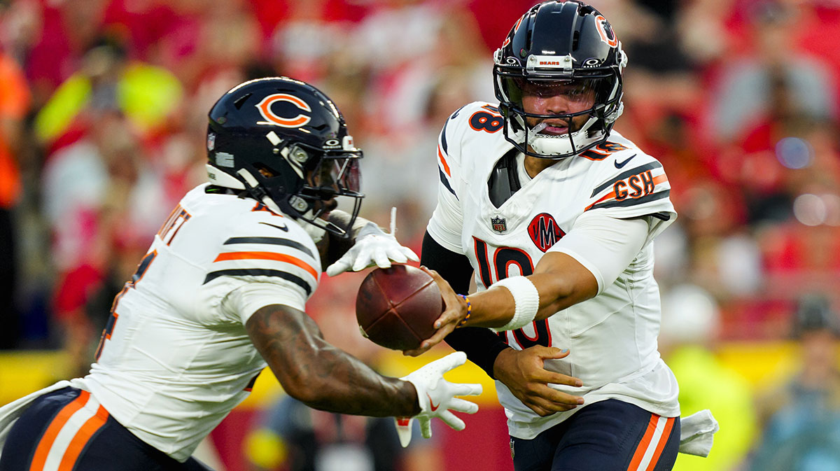 Chicago Bears quarterback Caleb Williams (18) hands off to running back D'Andre Swift (4) during the first half against the Kansas City Chiefs at GEHA Field at Arrowhead Stadium.