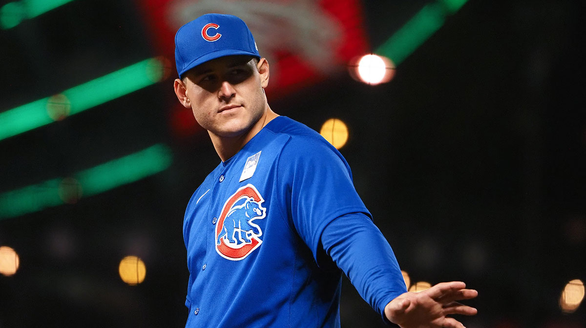 Chicago Cubs first baseman Anthony Rizzo (44) acknowledges fans during the seventh inning against the San Francisco Giants at Oracle Park