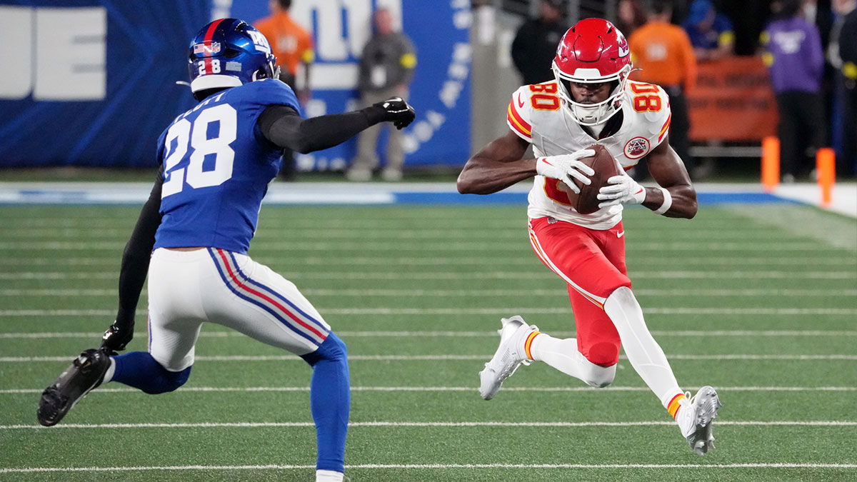 Kansas City Chiefs wide receiver Tyquan Thornton (80) runs against New York Giants cornerback Cordale Flott (28) in the second quarter at MetLife Stadium.