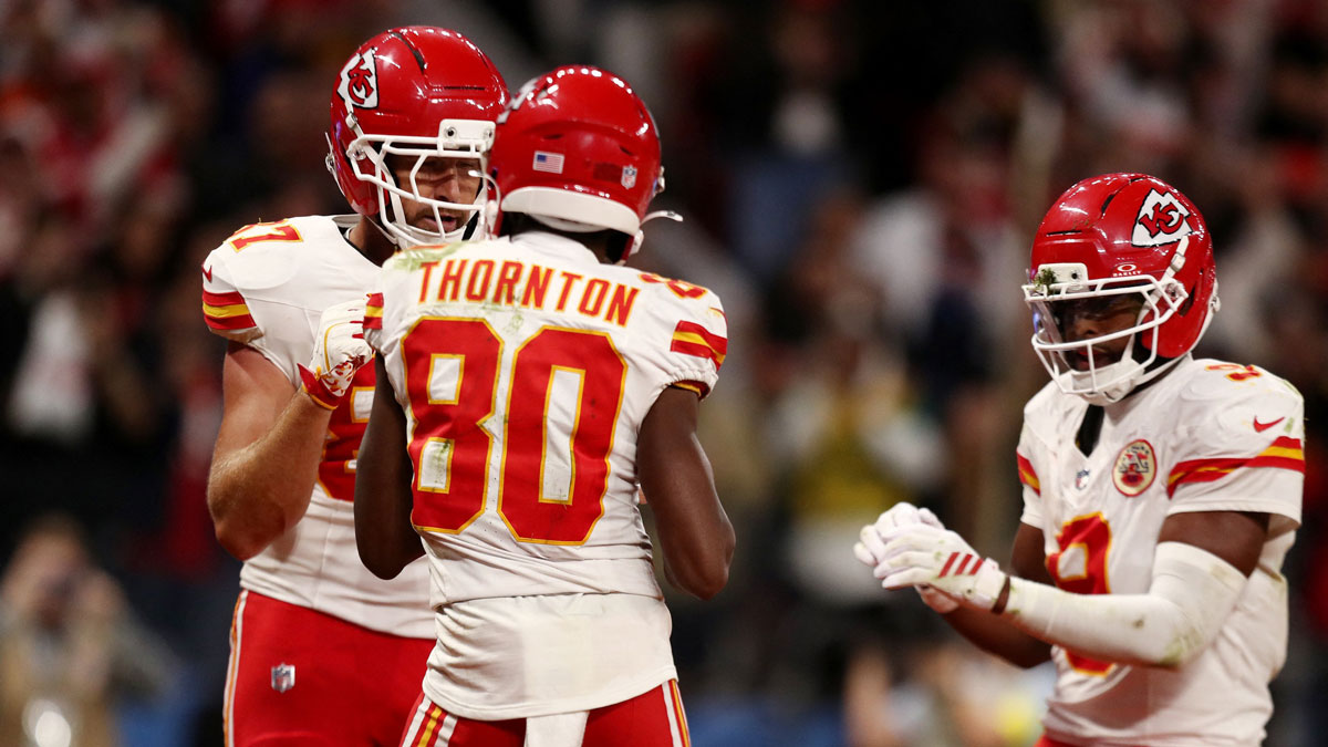 Kansas City Chiefs tight end Travis Kelce (87) celebrates with teammates after scoring a touchdown against the Los Angeles Chargers in the second half during a NFL game at Corinthians Arena.