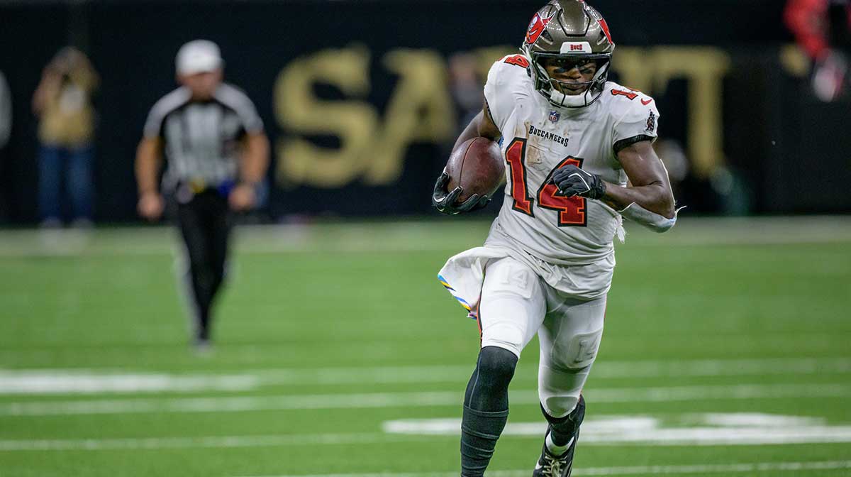 Tampa Bay Buccaneers wide receiver Chris Godwin (14) runs in for a touchdown during the third quarter against the New Orleans Saints at Caesars Superdome.