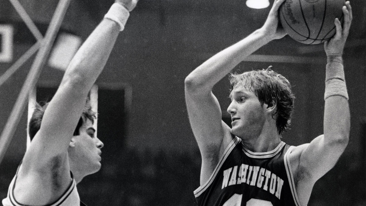 Washington Huskies center Chris Welp (40) in action against the Duke Blue Devils during the 1985 season.