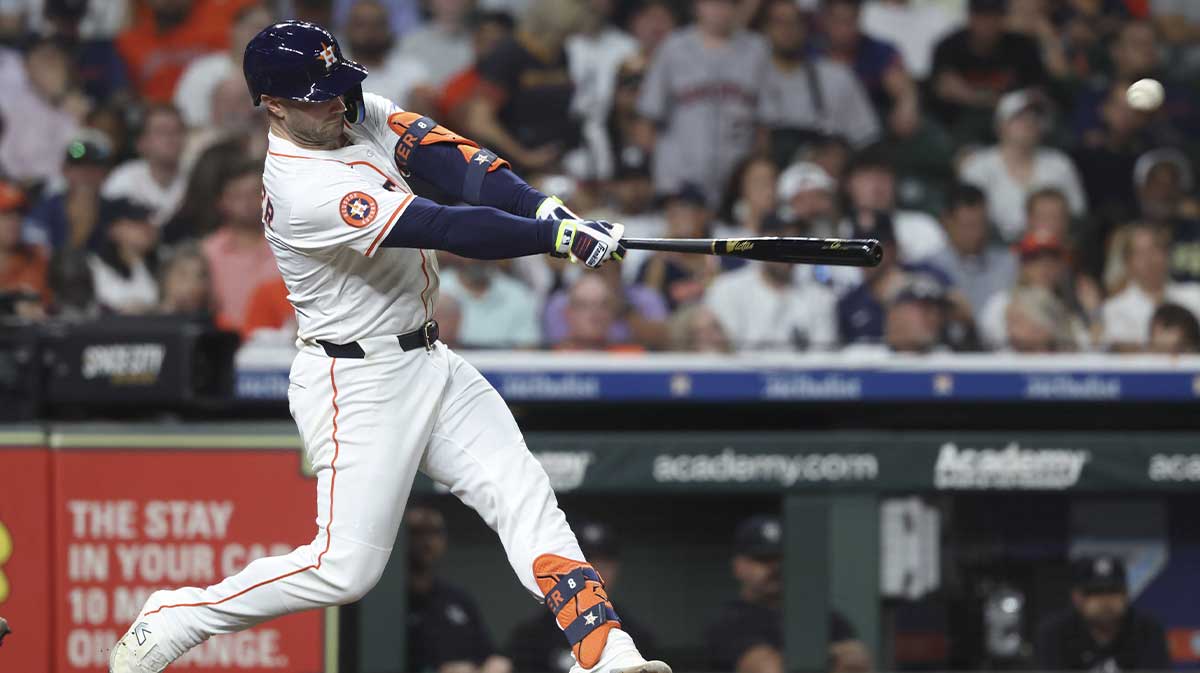 Houston Astros first baseman Christian Walker (8) hits a single during the sixth inning against the New York Yankees at Daikin Park.