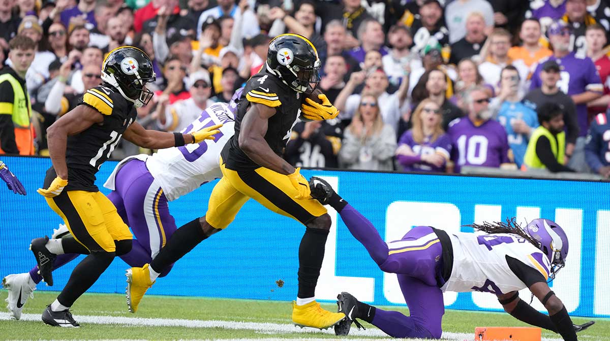 Pittsburgh Steelers wide receiver Dk Metcalf (4) runs for a touchdown during the first quarter against the Minnesota Vikings during an NFL International Series game at Croke Park.