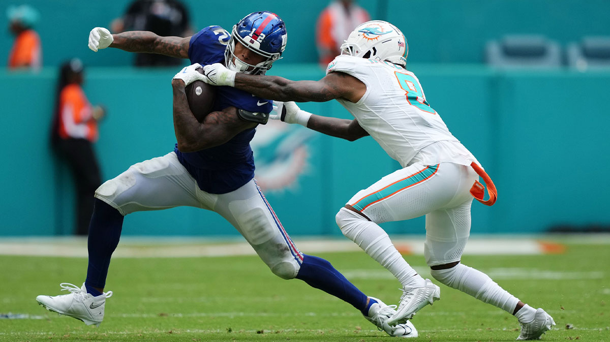 Miami Dolphins safety Jevon Holland (8) reaches for New York Giants tight end Darren Waller (12) during the second half at Hard Rock Stadium.