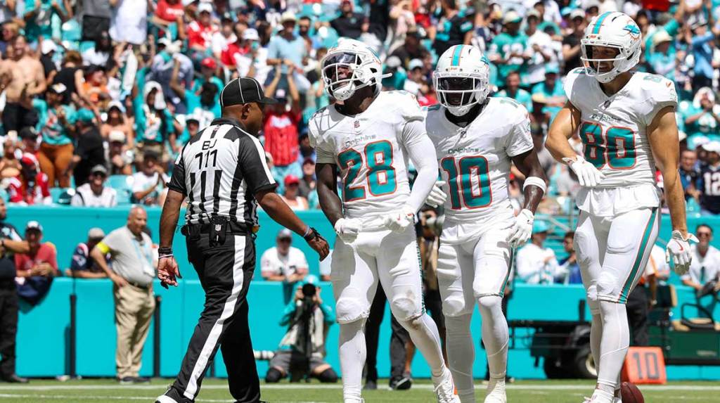 Miami Dolphins running back De'Von Achane (28) reacts with wide receiver Tyreek Hill (10) after scoring a touchdown against the New England Patriots in the second quarter at Hard Rock Stadium.