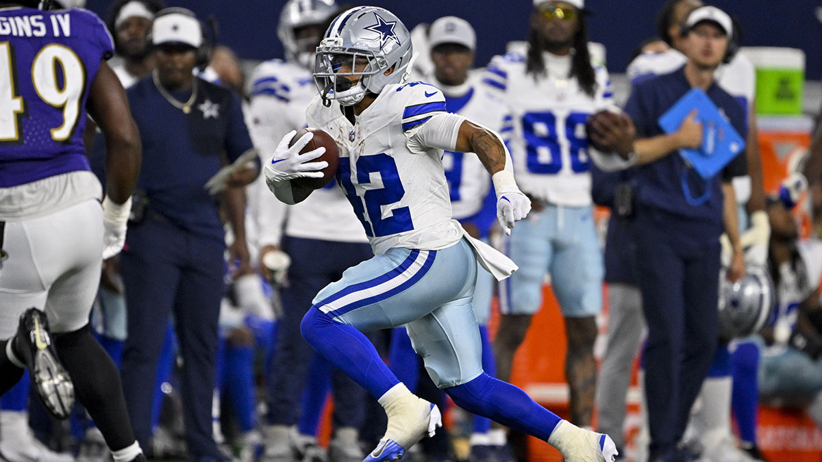 Dallas Cowboys running back Deuce Vaughn (42) runs with the ball during the game between the Dallas Cowboys and the Baltimore Ravens