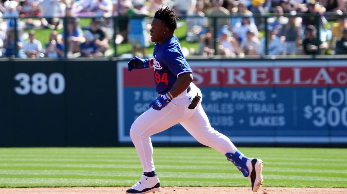 Dodgers right fielder Zyhir Hope (94) runs